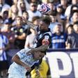Sergio Ramos supera a Lautaro Martínez durante el Rayados - Inter.