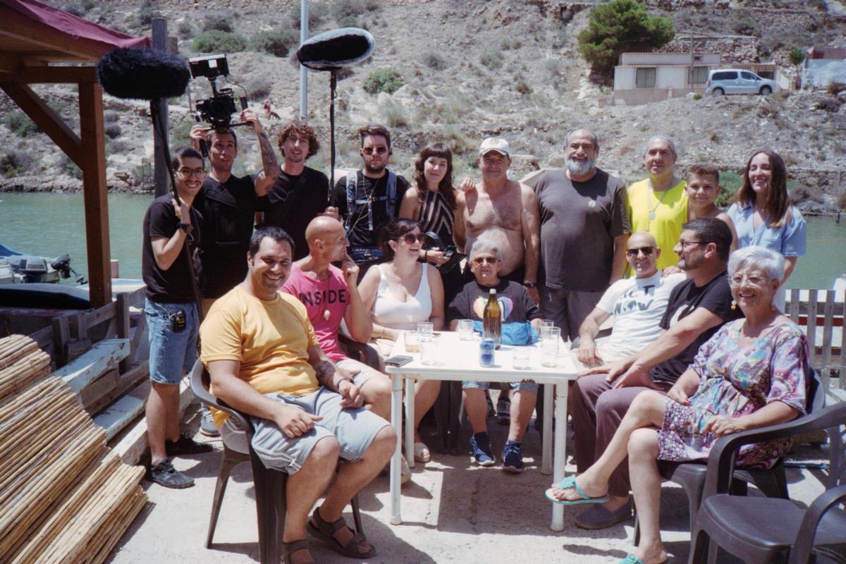 Vecinos de la Algameca, protagonistas del documental, junto al equipo de grabación