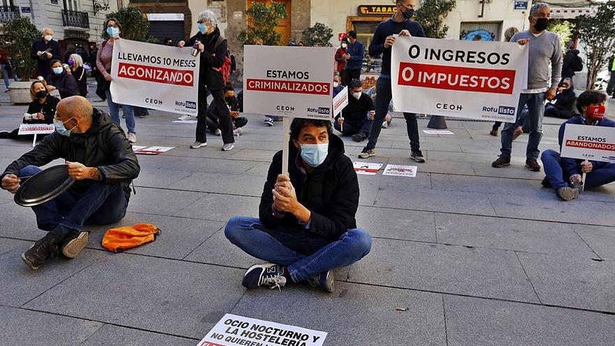 Sentada de hosteleros frente al Palau de la Generalitat, horas antes de la prórroga de ayer. | M. A. MONTESINOS