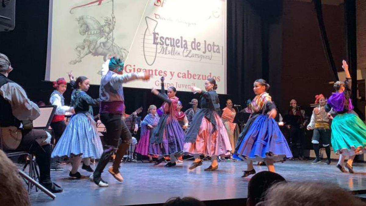 La Escuela de Jota interpretó su habitual festival. |