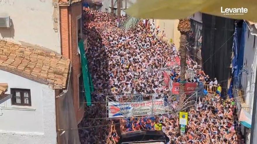 Primeros instantes de la Tomatina. Ya pasan los primeros camiones
