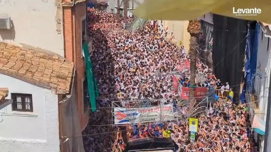 Primeros instantes de la Tomatina. Ya pasan los primeros camiones