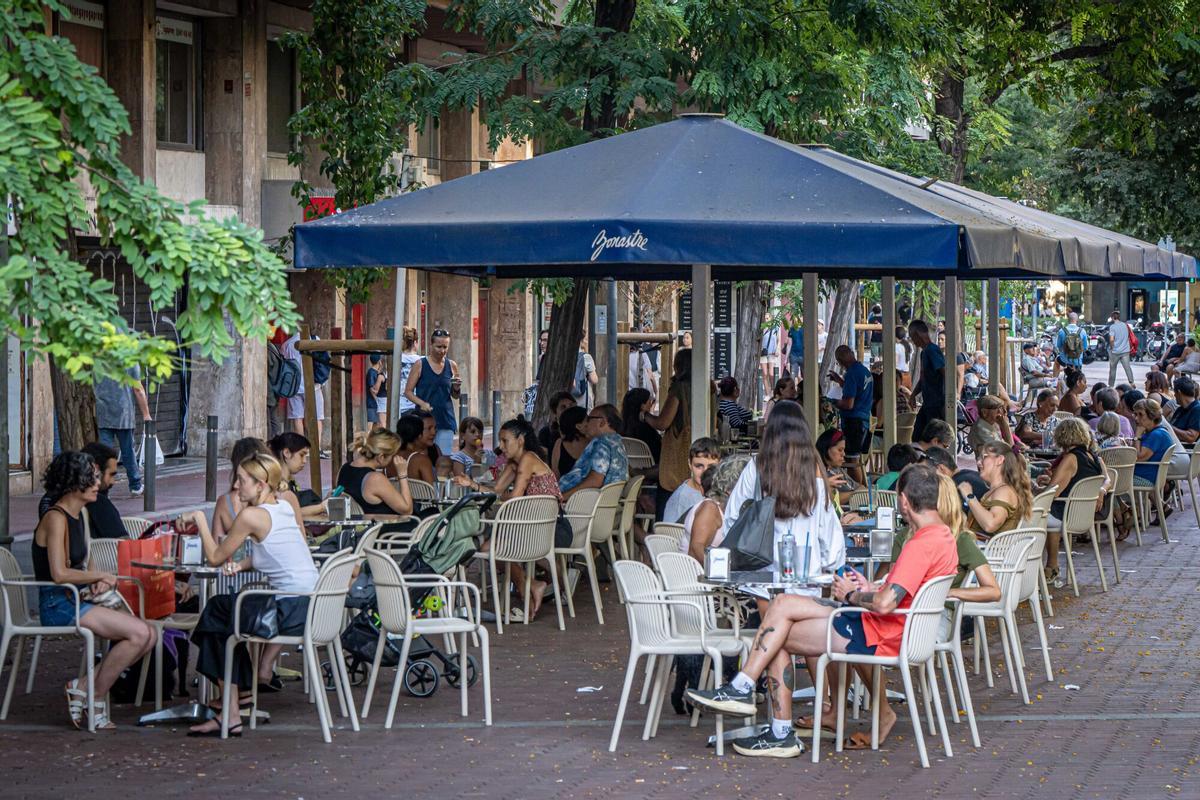 Restauración en Barcelona. Personas consumiendo café o cerveza en terrazas y establecimientos de la ciudad. A 4 de agosto de 2026. Barcelona. AUTOR: MANU MITRU.