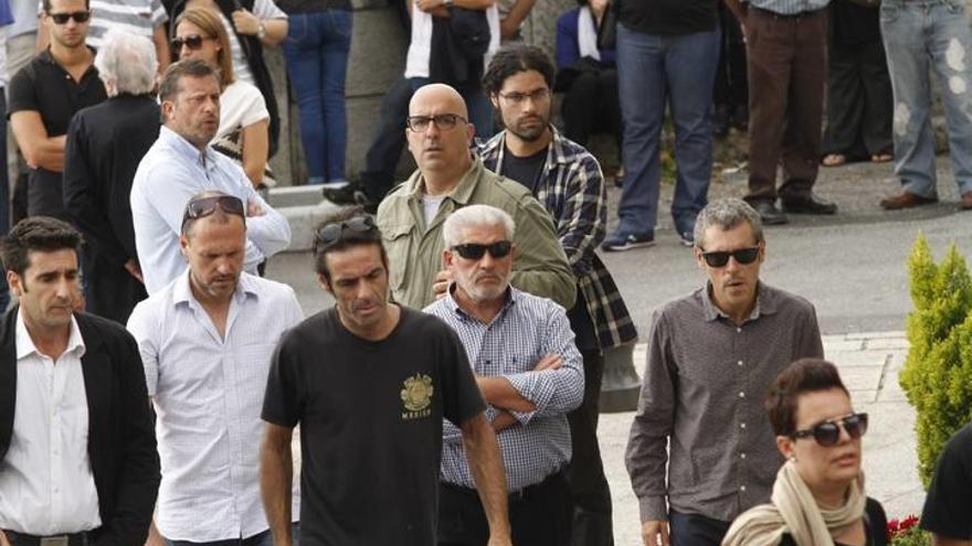 Iván Ferreiro, Fon Román, Pablo Álvarez, Paco Serén, Nicolás Pastoriza o Patricia Moon se suman al último adiós al batería de Los Piratas.