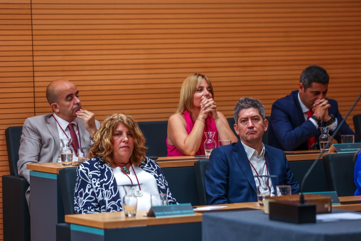 David Quirós (PSC), a la derecha, durante un Pleno en el Ayuntamiento de L'Hospitalet.