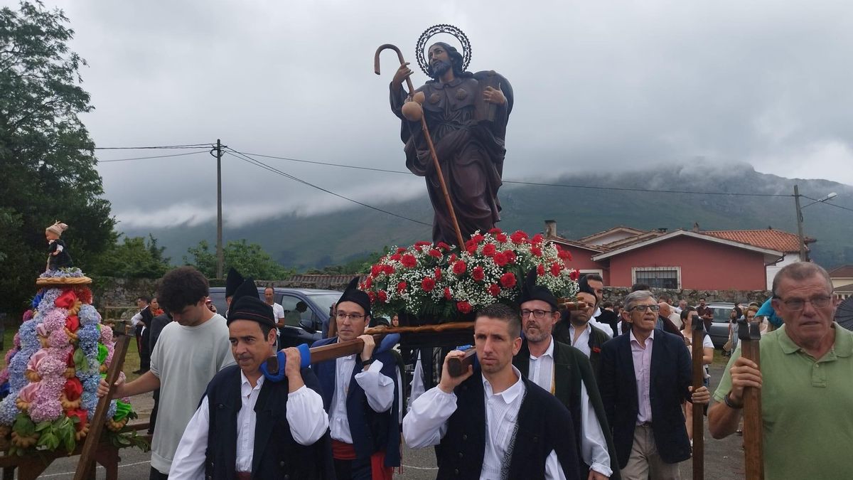 La imagen de Santiago, en procesión por Posada de Llans en 2024.