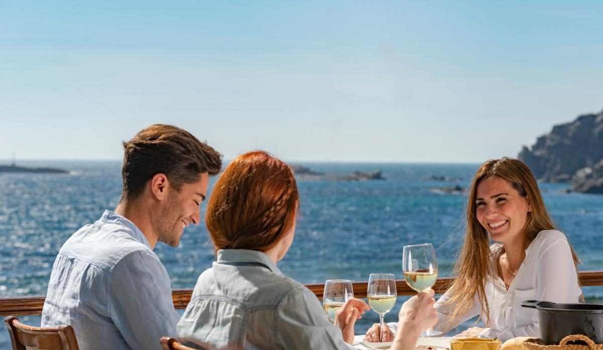 Comida con amigos en Cabo de Palos / Turismo Región de Murcia.