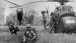 Soldados y helicópteros estadounidenses en una operación contra el Vietcong, durante la guerra de Vietnam, en 1966. 