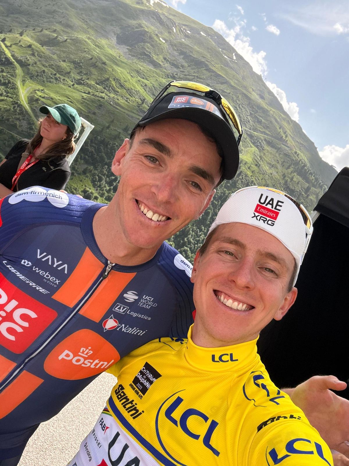 Pogacar se fotografía con Bardet, que anduvo escapado y que este domingo se despide del ciclismo profesional.