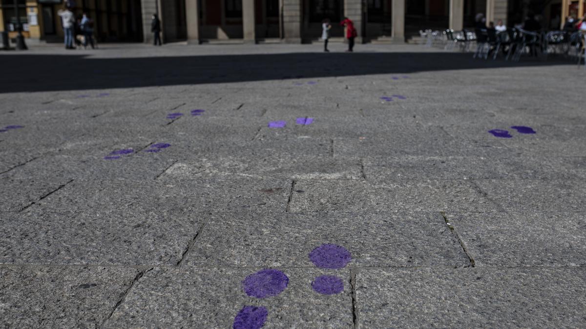 Preparativos antes de la manifestación del 8M en la Plaza Mayor de Zamora.