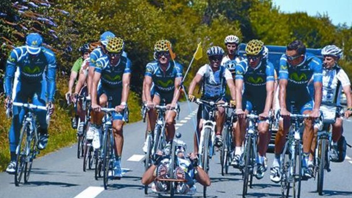 Los ciclistas del Movistar ruedan con Diego Ballesteros, ayer cerca de Pau.