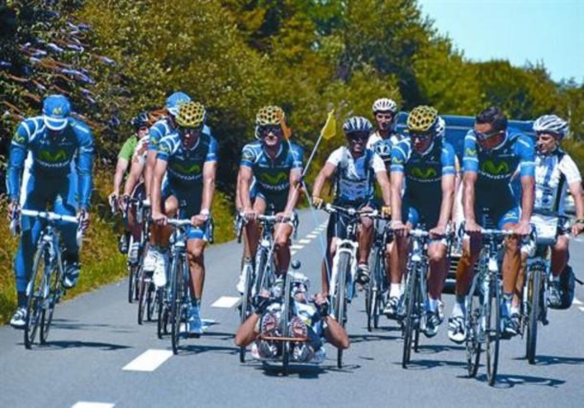 Els ciclistes del Movistar roden amb Diego Ballesteros, ahir a prop de Pau. Els ciclistes del Movistar roden amb Diego Ballesteros, ahir a prop de Pau.