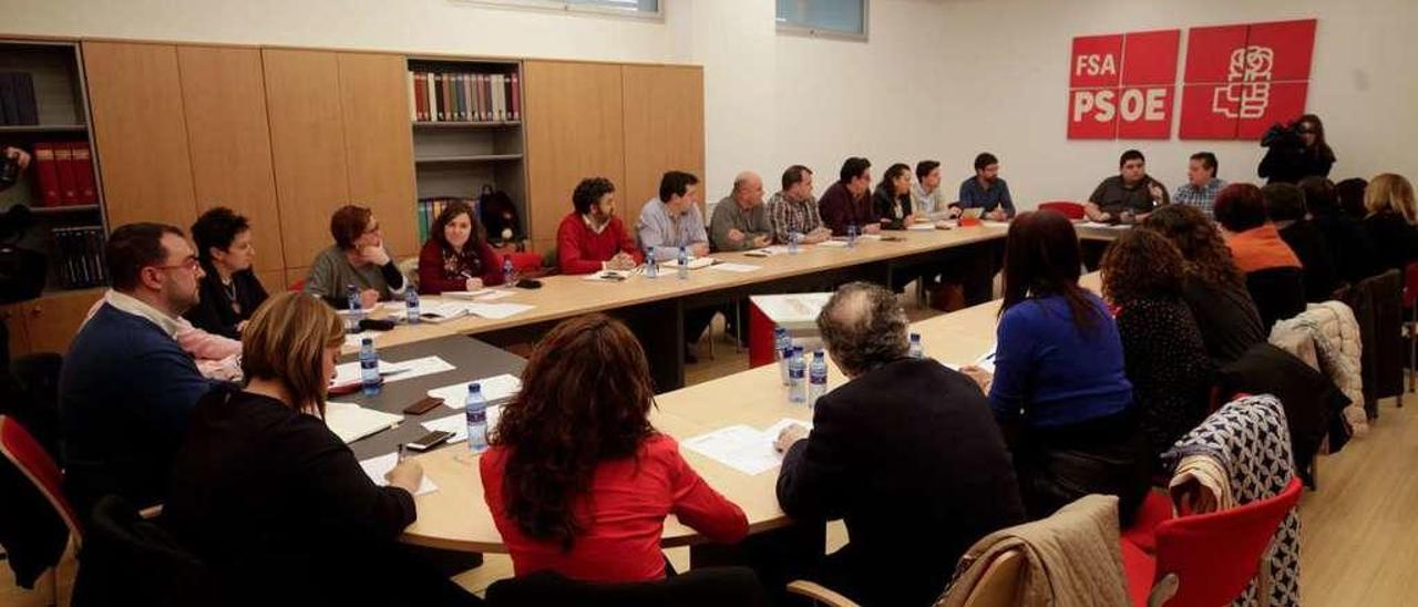 Adrián Barbón, a la izquierda, durante la reunión de la ejecutiva de la FSA, ayer.