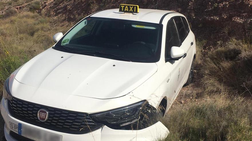 Estado en que quedó el vehículo del taxista agredido.