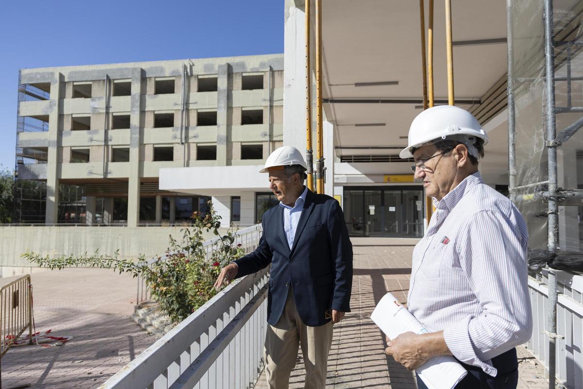 Salvador Fuentes en su visita a los colegios provinciales.