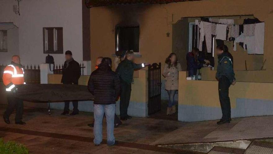 Momento en el que retiran el cadáver de la casa en la que se produjo el incendio.  // Noé Parga