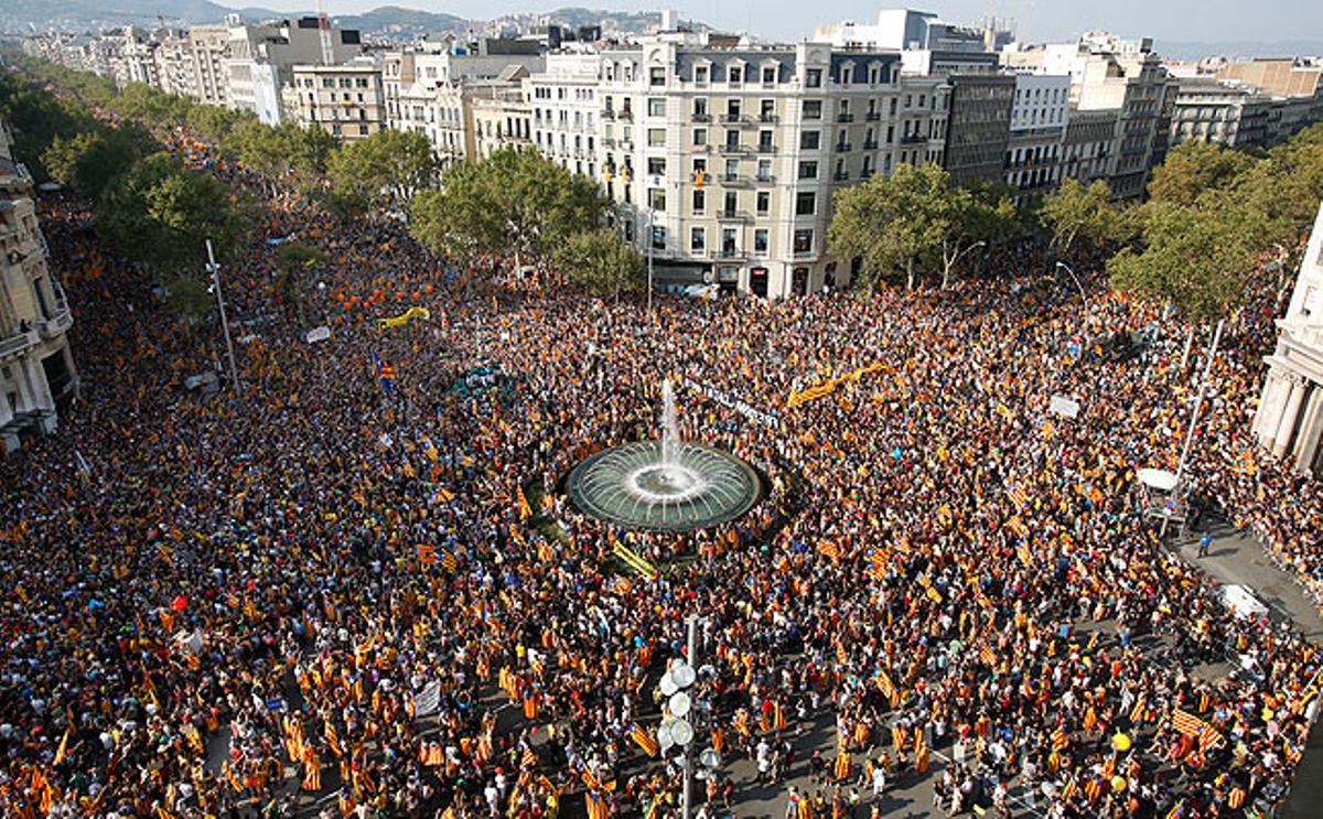 Minutos antes del inicio de la manifestación, miles de manifestantes se reunían en Paseo de Gracia con Gran Vía a la espera de más participantes