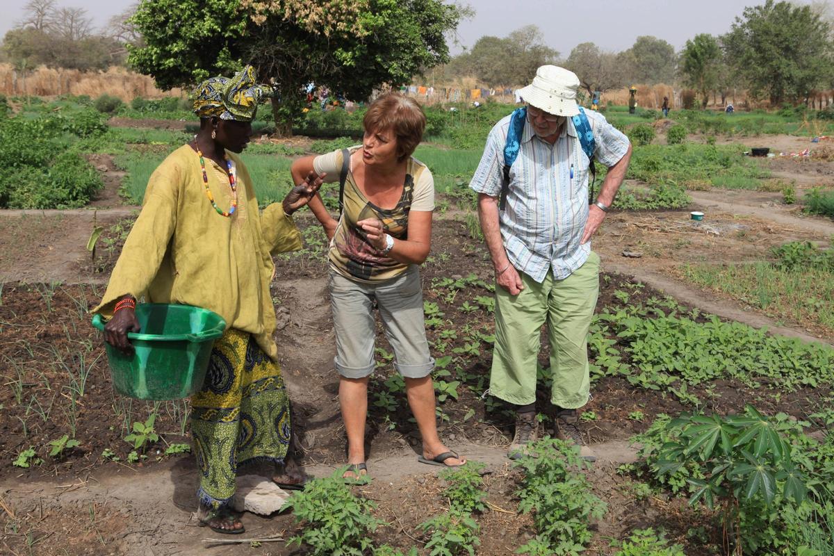 La Roser en un dels camps agrícoles.