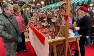 El éxito de un mercadillo navideño en una localidad muy alejada del centro de Asturias que tiene lista de espera: "Empezamos con 50 puestos y este año tuvimos que cerrar en 100"