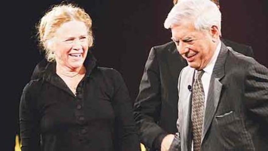 Vargas Llosa es recibido en el plató de la televisión sueca por la actriz Liv Ullman.