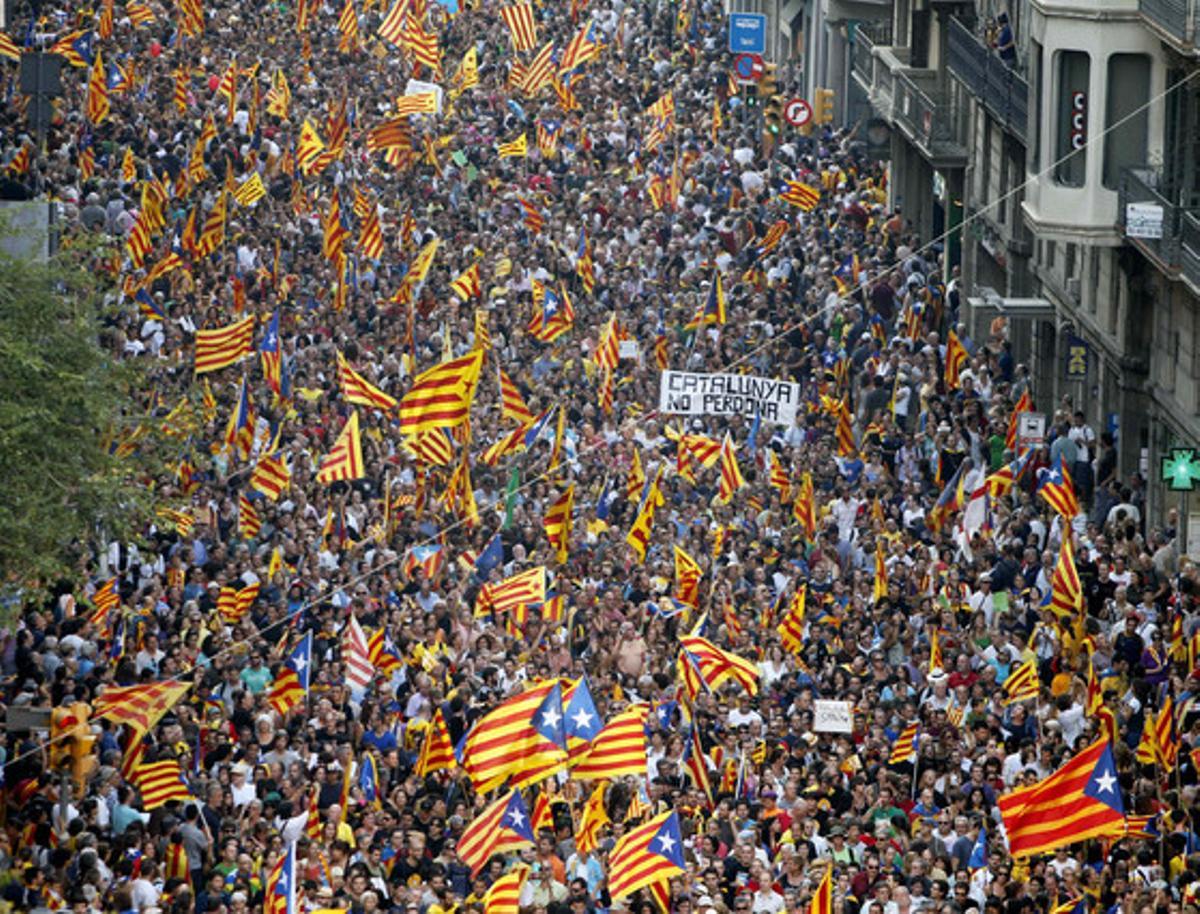 Milers de ciutadans es van manifestar la Diada del 2012 sota l’eslògan Catalunya, nou Estat d’Europa.