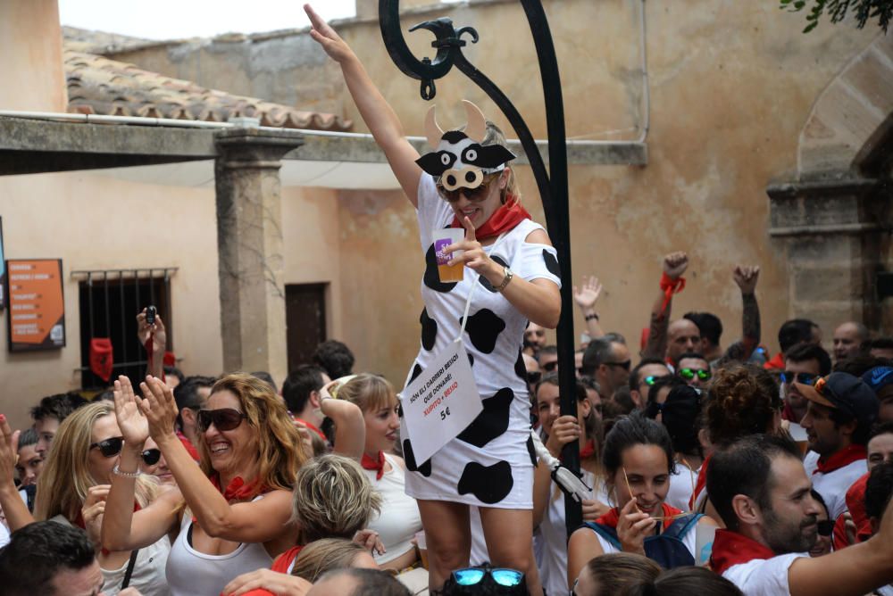 Palma feiert Stierlauf von Pamplona mit Schubkarren