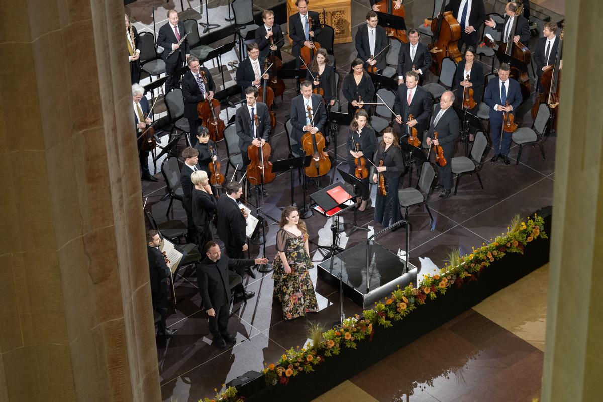 La Filarmónica de Berlín en la Sagrada Familia. La formación alemana y su director titular, Kirill Petrenko, inician hoy una gira con la elección del templo de la Sagrada Familia de Barcelona como sede de su emblemático ‘Concierto Europa’