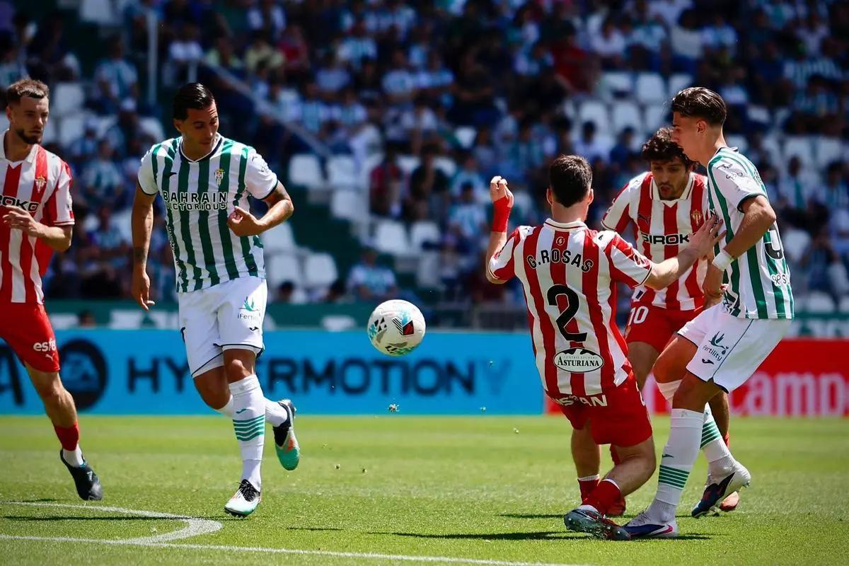 Lance del encuentro entre el Córdoba CF y el Sporting de Gijón en El Arcángel.