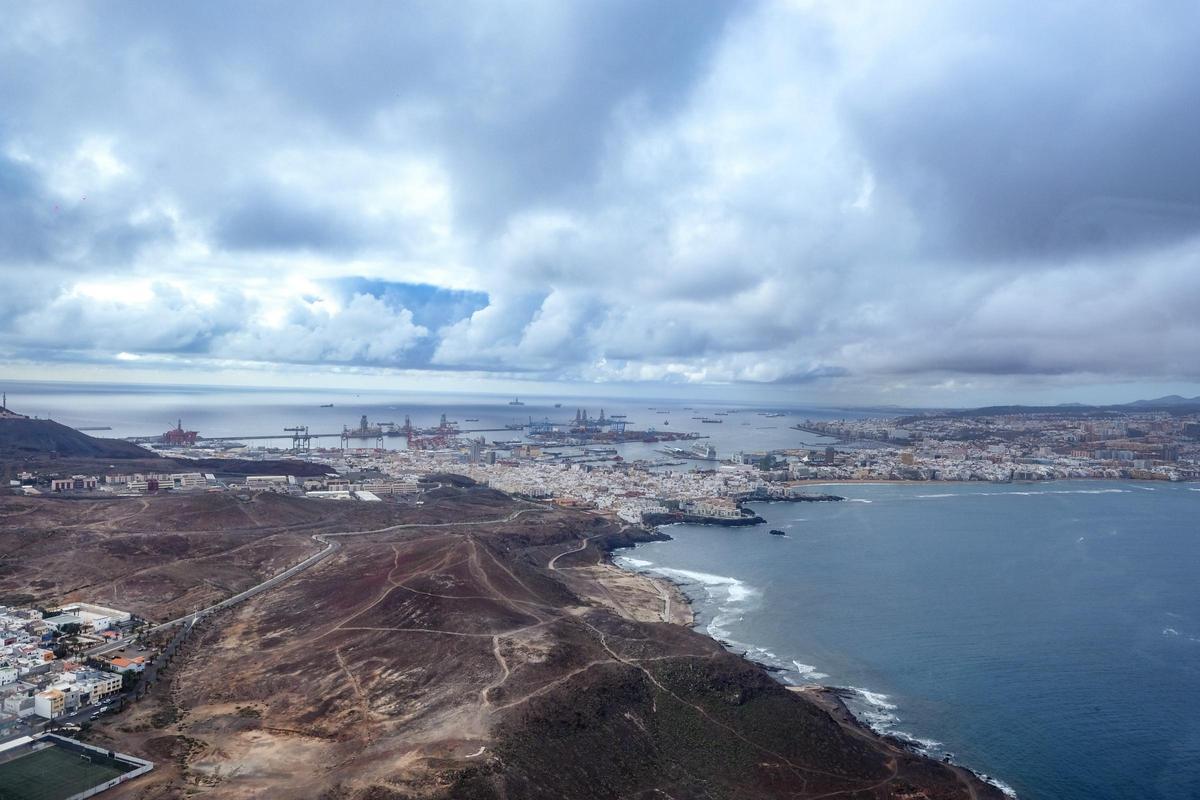 El Puerto de Las Palmas visto desde Las Coloradas.