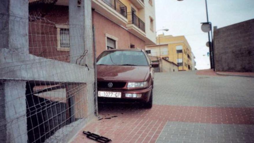 Un coche se topa con una obra en medio de la calle