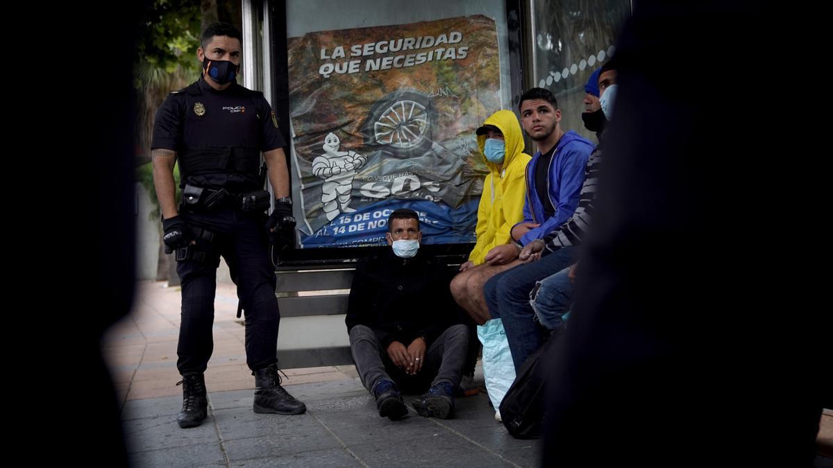 Detenidos decenas de migrantes en Ceuta para identificarlos y hacerles PCRs