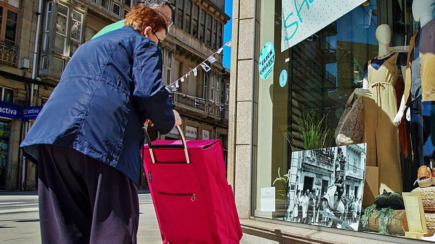 Dos vecinos revisan una foto antigua del San Paio. |  // BERNABÉ/MIGUEL AREÁN