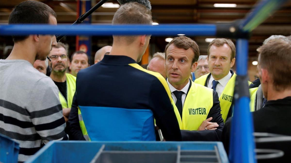 El presidente francés, Emmanuel Macron, visita una fábrica en Amiens, este martes.