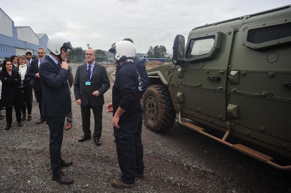 Feijóo visita la fábrica militar de Valga