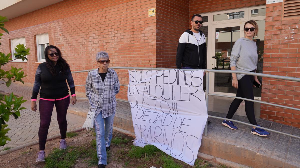 Un grupo de vecinos perjudicados por la subida &quot;abusiva&quot; de los alquileres en el grupo Perpetuo Socorro de Castelló.