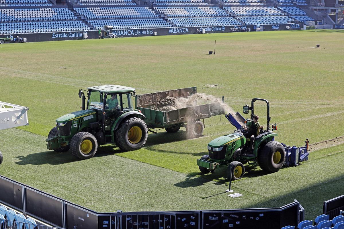 El Celta inicia la retirada del césped dañado en Balaídos