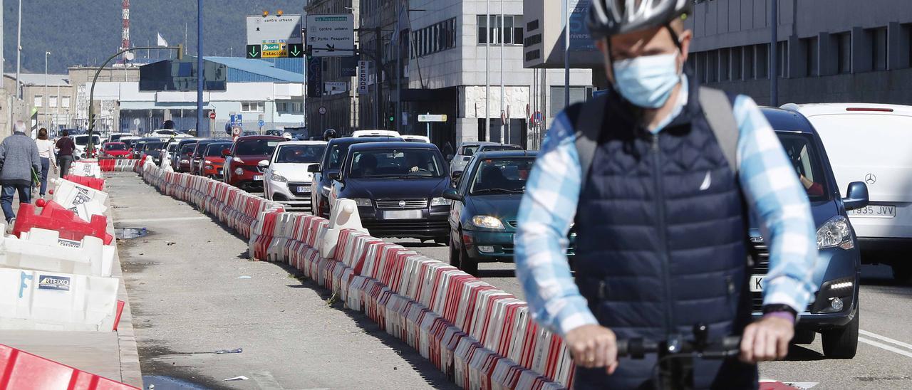 Un usuario de patinete eléctrico se desplaza por el tramo de Beiramar donde están en ejecución las obras