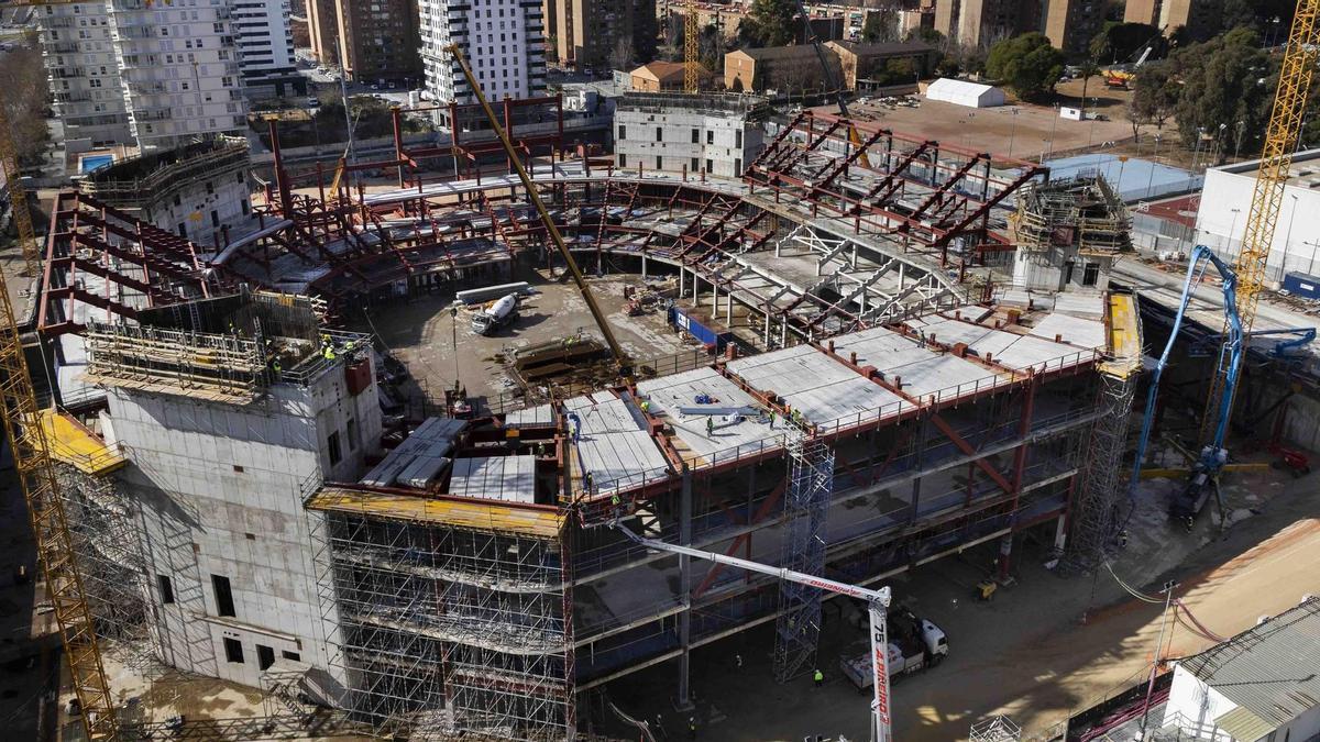 Las obras han avanzado hasta el punto de que la estructura exterior del pabellón ya está muy definida