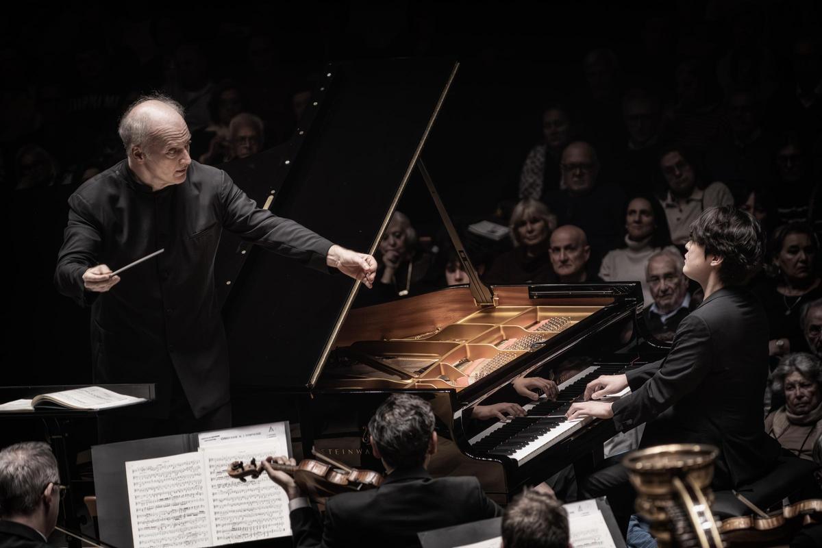 Gianandrea Noseda, director de la Orquesta Sinfónica de Londres, junto al pianista Seong-Jin Cho, en el Palau de la Música