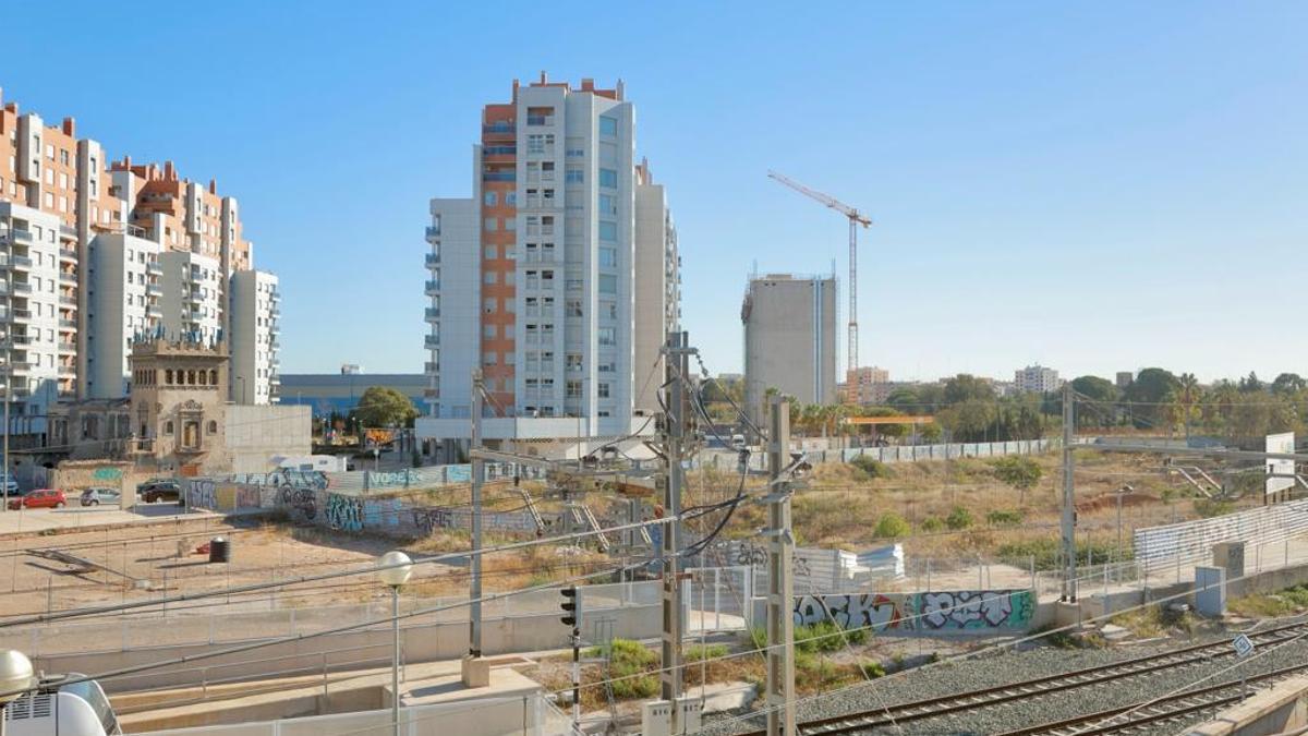 Desde el muro a la derecha, paracela que ha comprado AQ Acentor para dos torres de viviendas de 30 alturas.