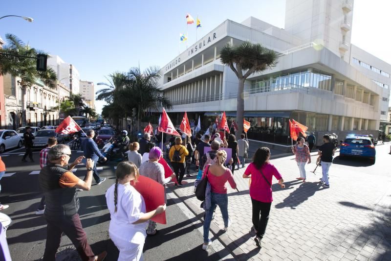 27.12.18. Las Palmas de Gran Canaria. Trabajadores del centro sociosanitario El Pino protestan al Cabildo. Foto Quique Curbelo  | 27/12/2018 | Fotógrafo: Quique Curbelo