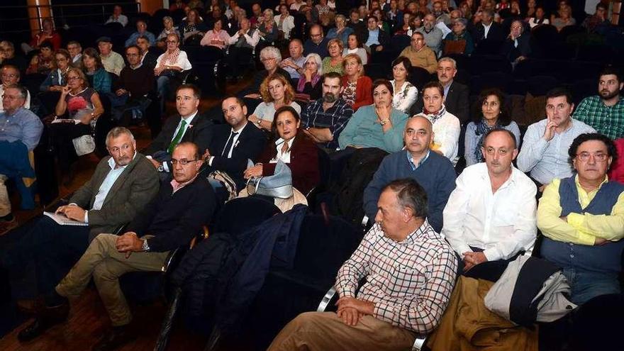 El acto contó con numeroso público en el Teatro Principal. // Rafa Vázquez