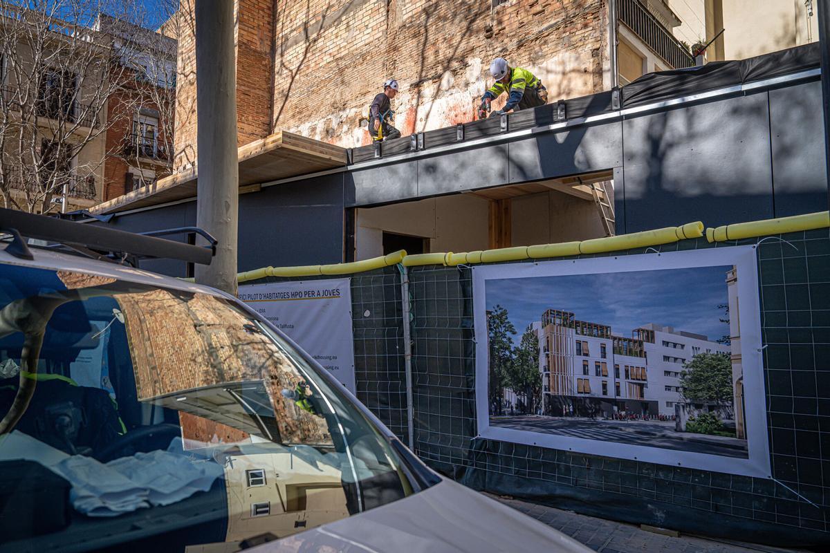 Operarios y voluntarios avanzan en los trabajos de construcción de WikiHousing, un innovador proyecto de vivienda colaborativa ubicado en un solar municipal del barrio de Poble-sec. Barcelona, 3 de febrero de 2026.