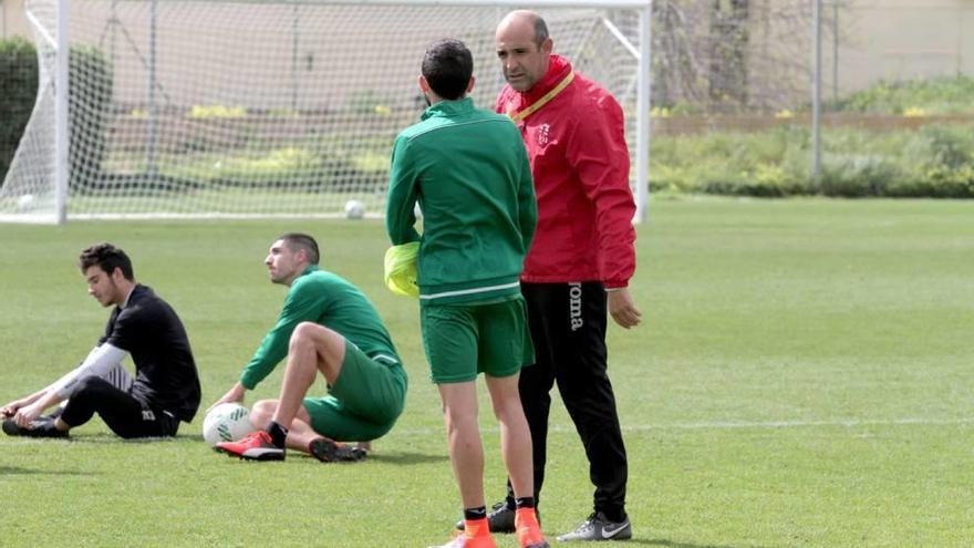 Alberto Monteagudo, entrenador del FC Cartagena, charla con Isi Ros durante un entrenamiento.