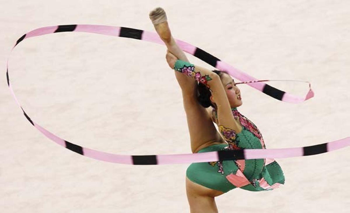 La japonesa Runa Yamaguchi competeix a la final individual de gimnàstica rítmica als XVI Jocs Asiàtics a Guangzhou (Xina).