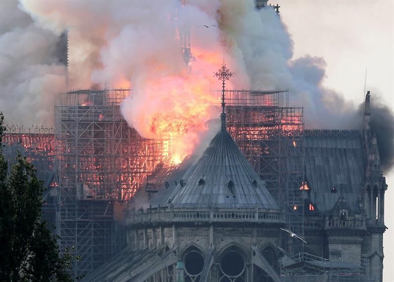 Un incendi crema Notre Dame de París