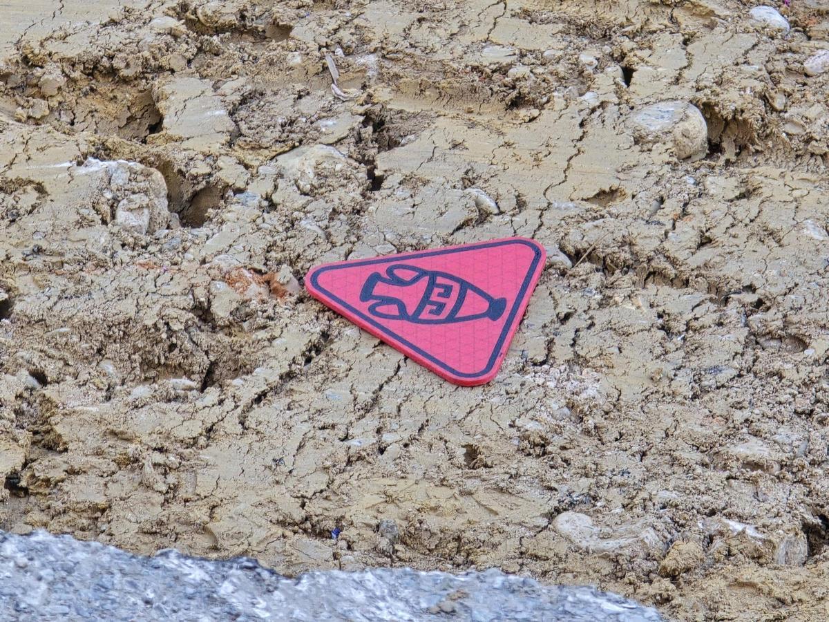 Restos óseos hallados en la avenida de Huelva de Badajoz marcados por Patrimonio de la Junta de Extremadura.