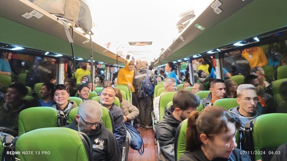 Voluntarios de Aspe en el autobús para ayudar a los afectados por la DANA