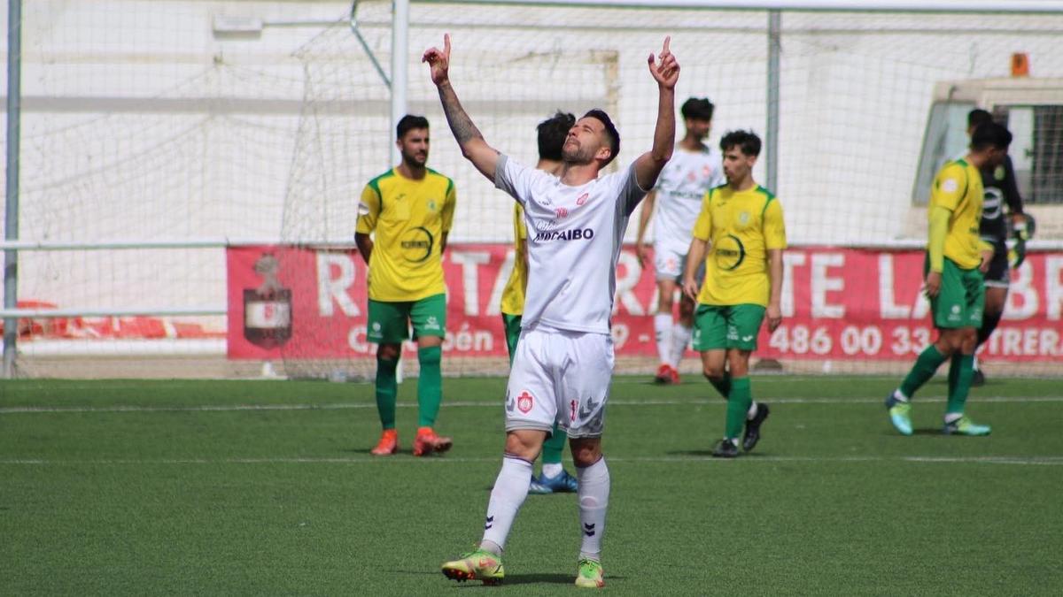 Ranchero celebra un gol con el Utrera durante la pasada campaña.