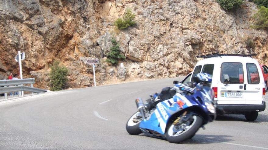Una moto circula por la MA-10, la carretera de la Serra.